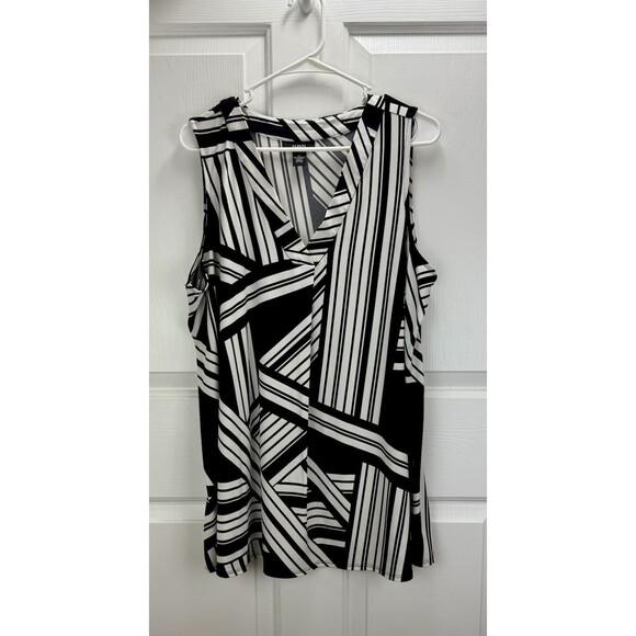 Alfani Woman Plus Size 2X Black And White Geometric Sleeveless Blouse - Picture 5 of 6